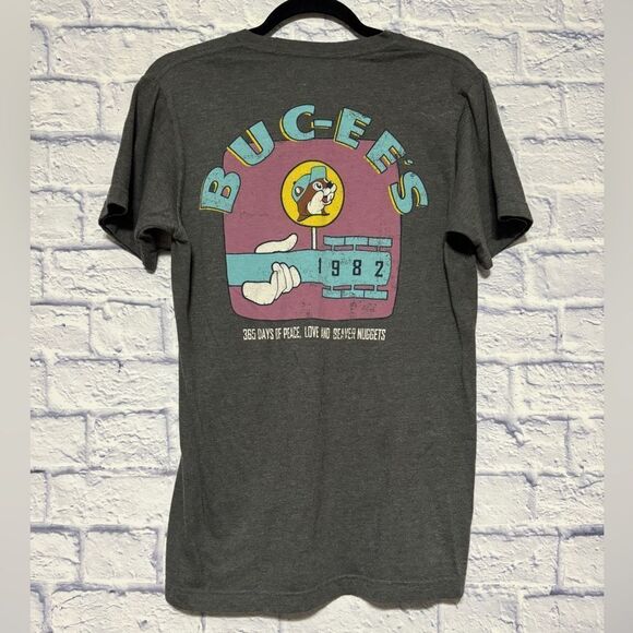Buc-ee’s t-shirt small peace love and beaver nuggets - Picture 1 of 7
